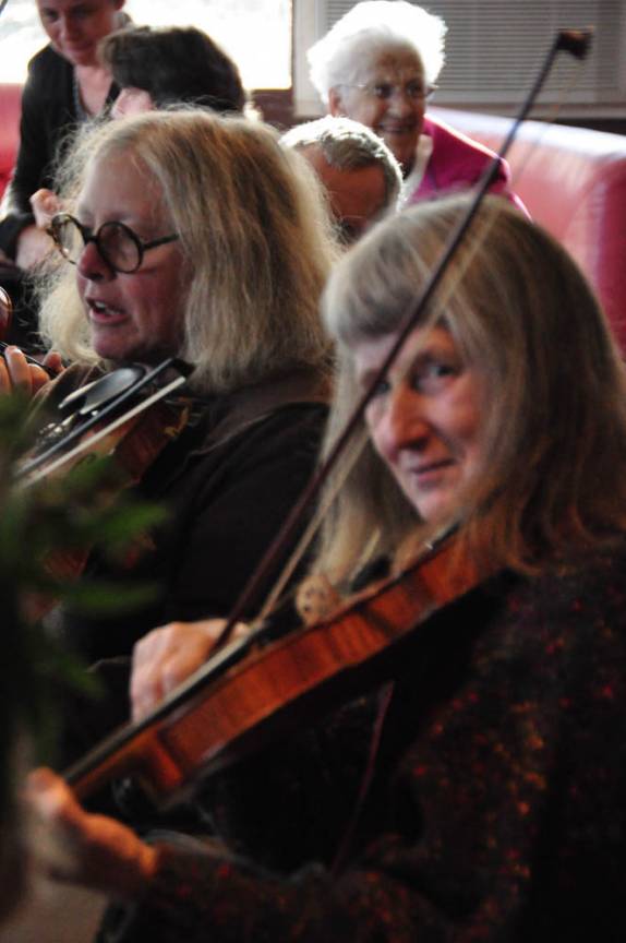 Senhoras dão show de música em um Cafe de Port Townsend, no estado de Washington, oeste dos Estados Unidos